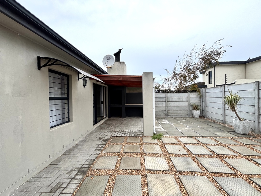 2 Bedroom Property for Sale in Parklands North Western Cape